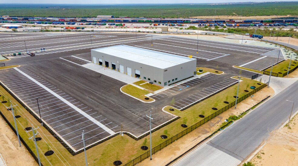 12401 Jim Young Way, Laredo, TX à louer - Photo de l’immeuble – Image 3 sur 11