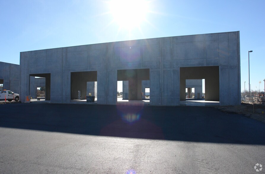 4017 N Freeway Blvd, Sacramento, CA à louer - Photo de l’immeuble – Image 2 sur 9