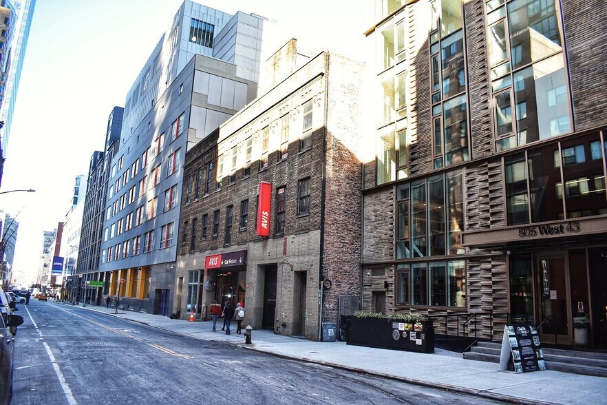 515 W 43rd St, New York, NY à vendre - Photo de l’immeuble – Image 2 sur 5