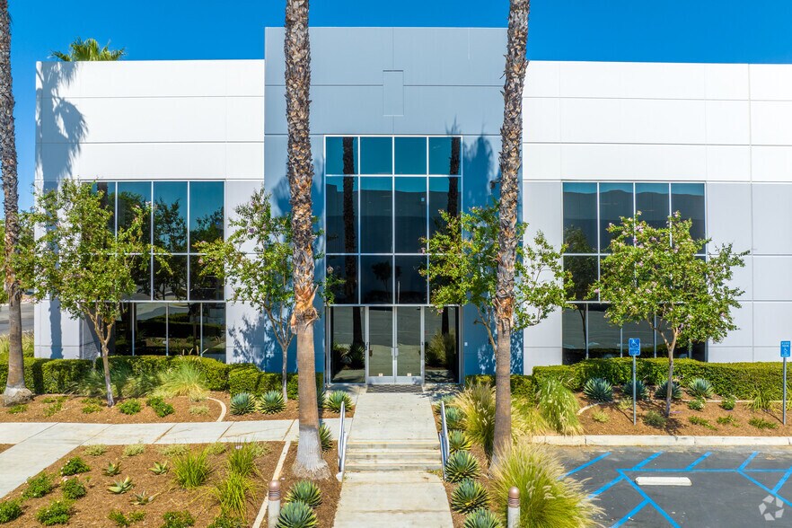 14530 Innovation Dr, Riverside, CA à louer - Photo de l’immeuble – Image 3 sur 4