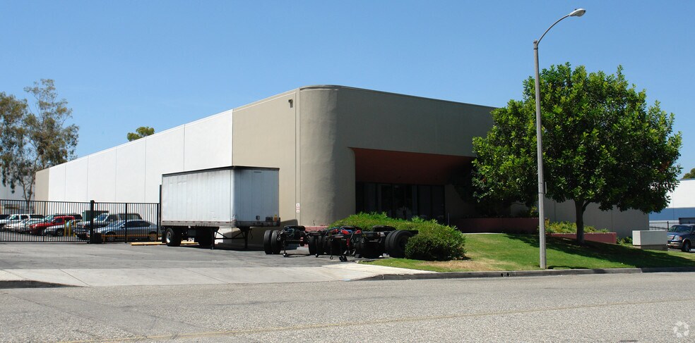2555 Dominguez Hills Dr, Compton, CA à louer - Photo de l’immeuble – Image 2 sur 3