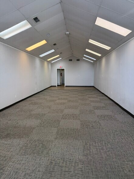 525-1100 N Elm St, Denton, TX à louer - Photo de l’immeuble – Image 2 sur 6