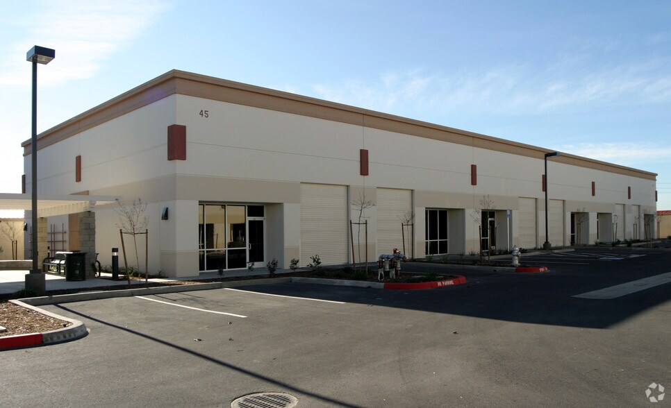 45 Goldenland Ct, Sacramento, CA à vendre - Photo de l’immeuble – Image 2 sur 10