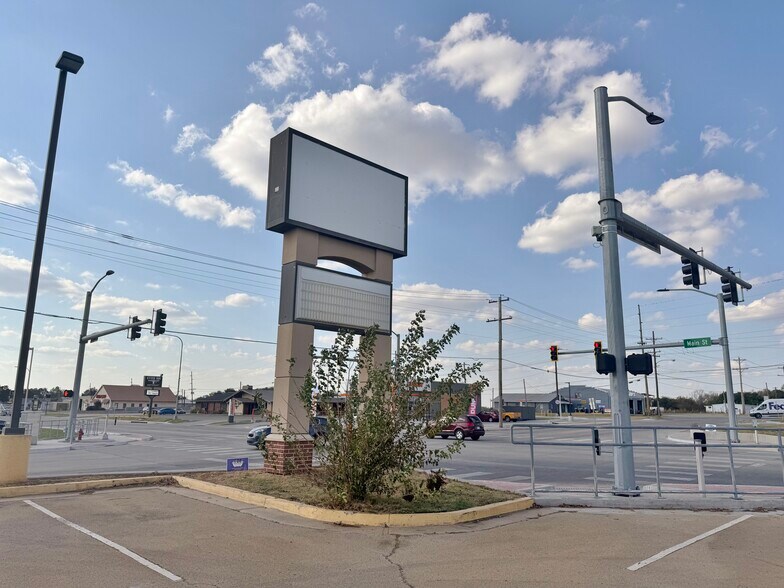 1405 E Main St, Cushing, OK à louer - Photo de l’immeuble – Image 2 sur 6