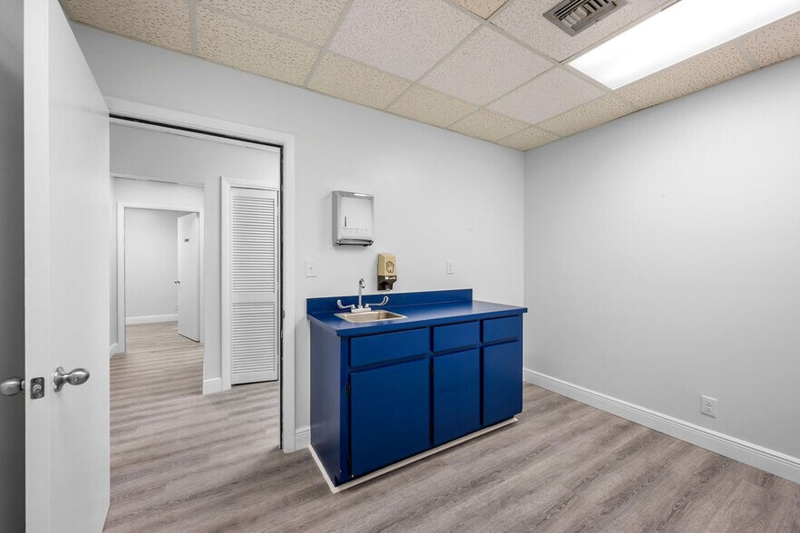 1801 SE Hillmoor Dr, Port Saint Lucie, FL à louer - Photo de l’immeuble – Image 3 sur 12