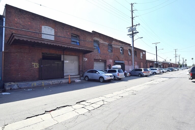 710-734 E 62nd St, Los Angeles, CA à louer Photo de l’immeuble– Image 1 sur 18