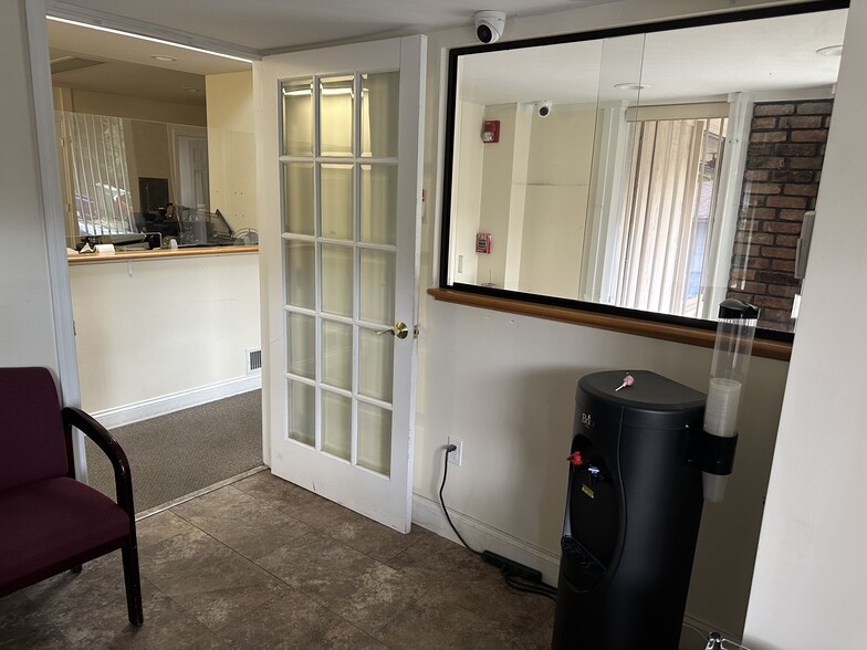 640 Belle Terre Rd, Port Jefferson, NY à louer - Photo de l’immeuble – Image 2 sur 23