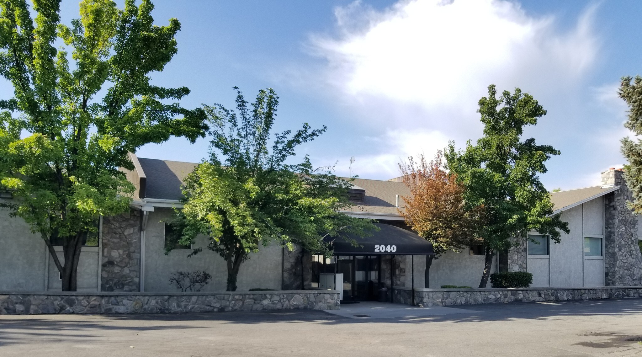 2040 E Murray Holladay Rd, Salt Lake City, UT à louer Photo principale– Image 1 sur 10