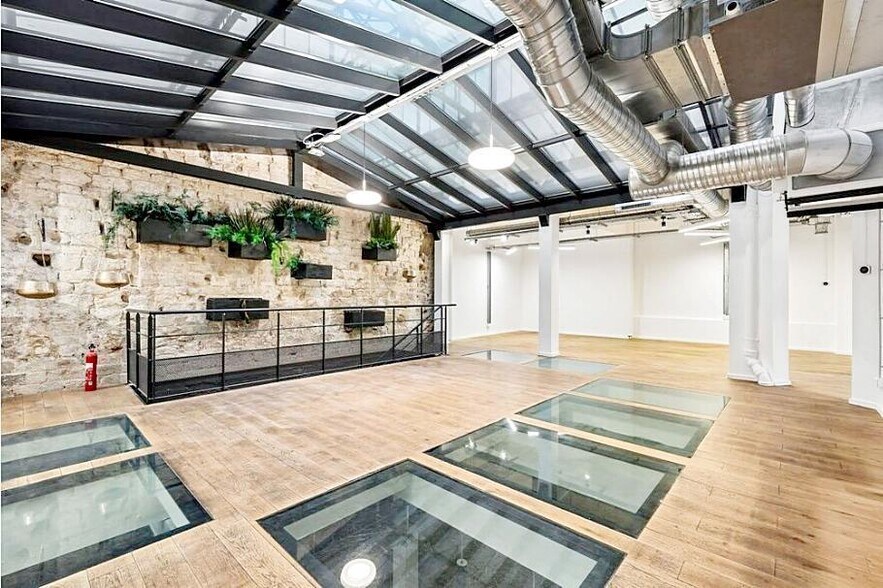 Immeuble residentiel dans Paris à vendre - Photo de l’immeuble – Image 2 sur 16