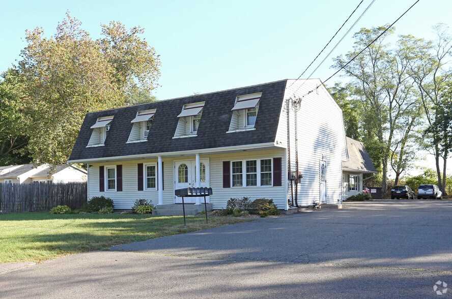 380 S Center St, Windsor Locks, CT à louer - Photo de l’immeuble – Image 1 sur 8