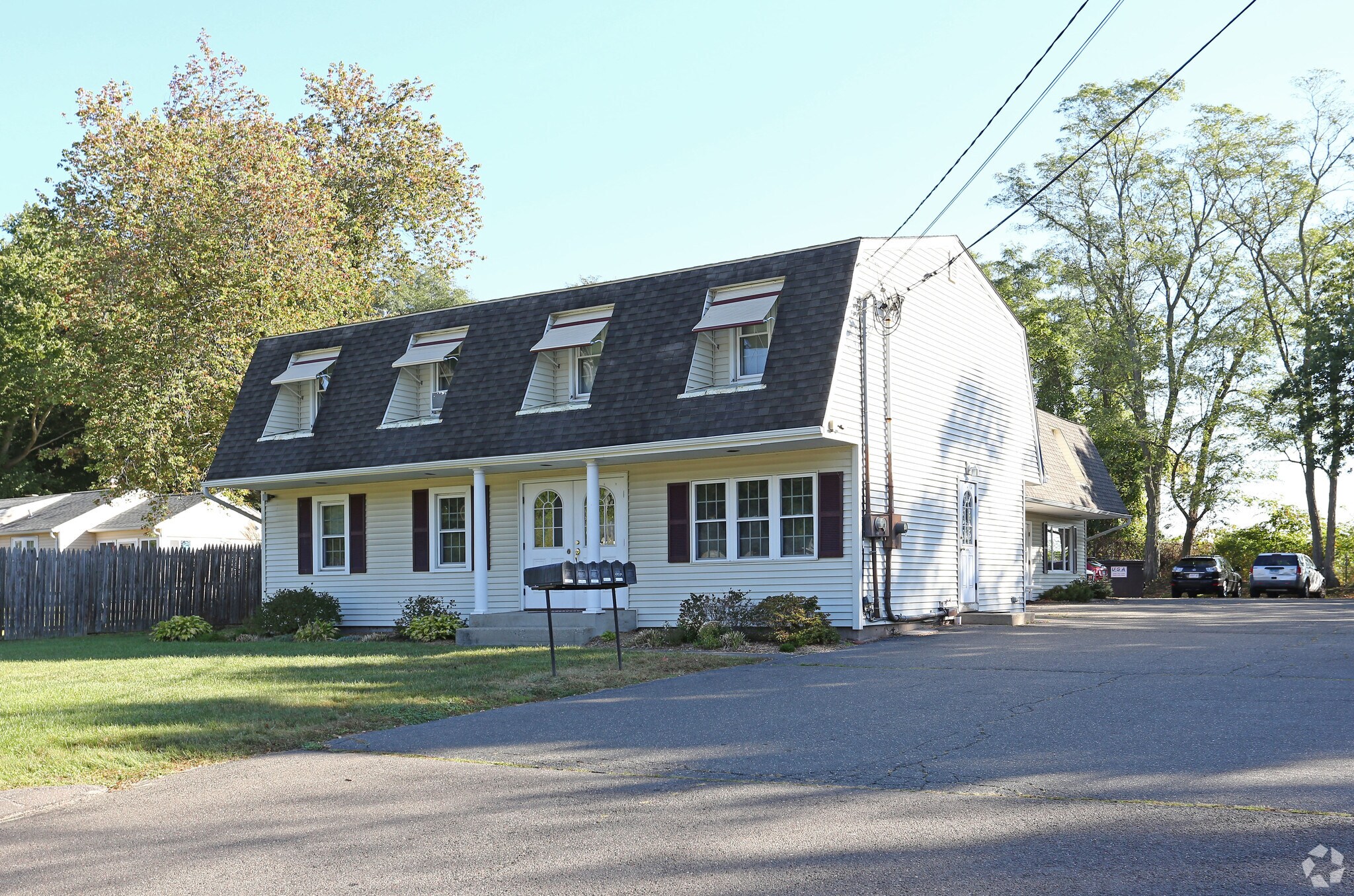 380 S Center St, Windsor Locks, CT à louer Photo de l’immeuble– Image 1 sur 9