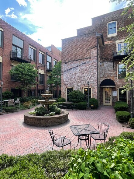 210 North Main Street portefeuille de 2 biens à vendre sur LoopNet.fr - Photo de l’immeuble – Image 3 sur 20