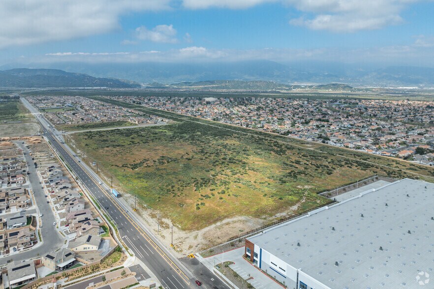 4957 Sierra Ave, Fontana, CA à louer - Photo de l’immeuble – Image 3 sur 9