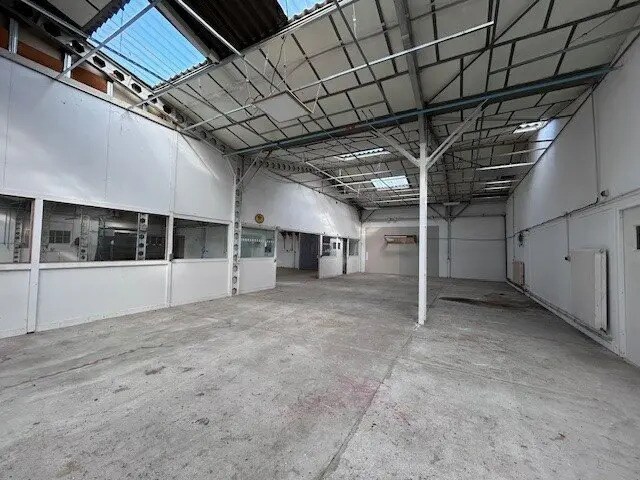 Local d'activités dans Saint-Rémy à vendre - Photo de l’immeuble – Image 3 sur 13