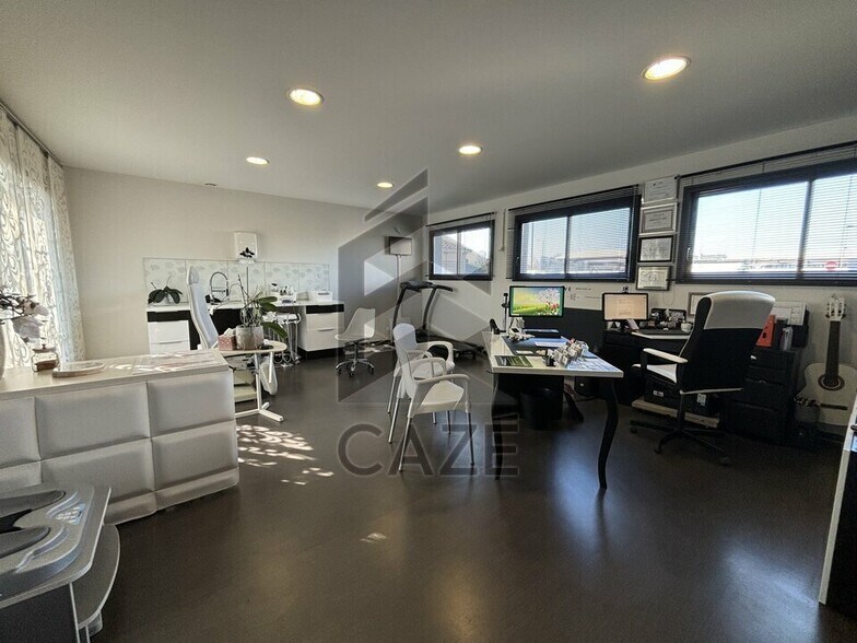 Bureau dans Fargues-Saint-Hilaire à vendre - Photo intérieure – Image 1 sur 3