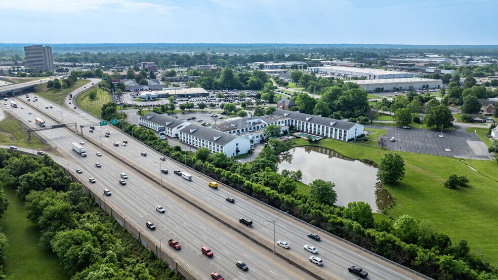 4004 Gardiner Point Dr, Louisville, KY à vendre - Photo de l’immeuble – Image 2 sur 16