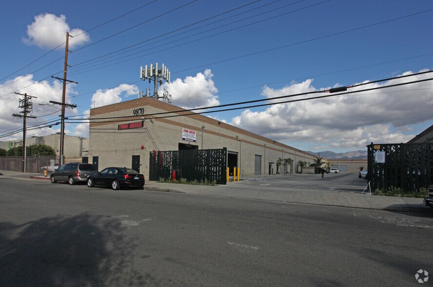 9870 San Fernando Rd, Pacoima, CA à louer - Photo principale – Image 1 sur 3