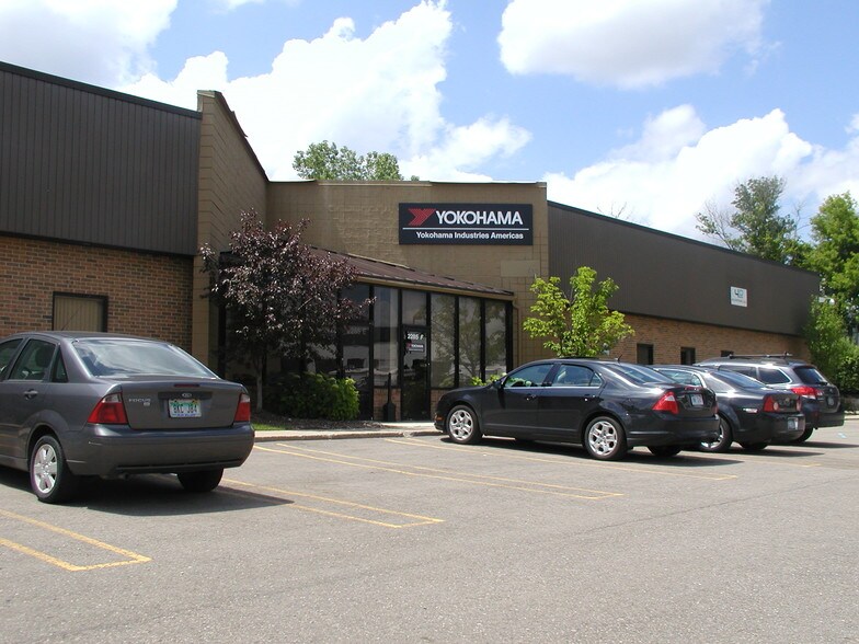 2275 N Opdyke Rd, Auburn Hills, MI à louer - Photo de l’immeuble – Image 3 sur 9