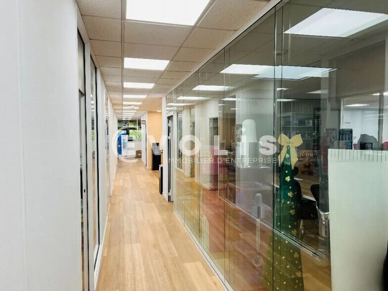 Local d’activités dans Lognes à louer - Photo de l’immeuble – Image 2 sur 4