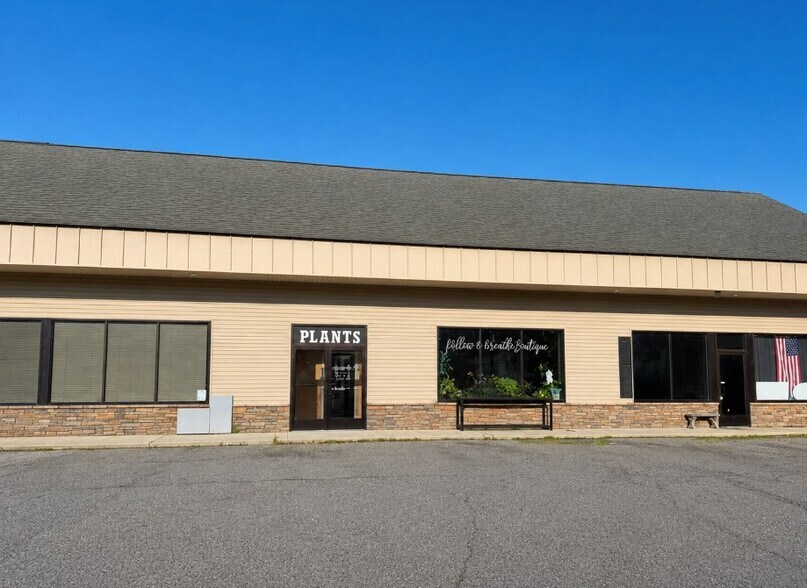 8266 Silver Lake Rd, Linden, MI à louer - Photo de l’immeuble – Image 1 sur 10