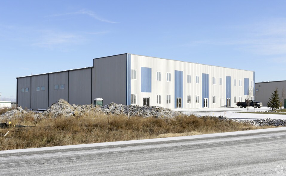 3912 82nd Ave, Leduc, AB à louer - Photo de l’immeuble – Image 2 sur 11