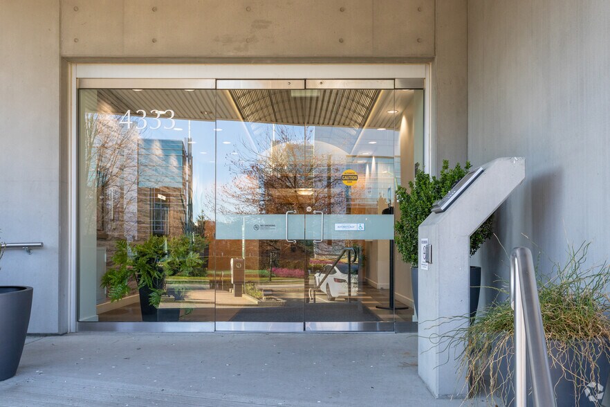 4333 Still Creek Dr, Burnaby, BC à louer - Photo de l’immeuble – Image 2 sur 6