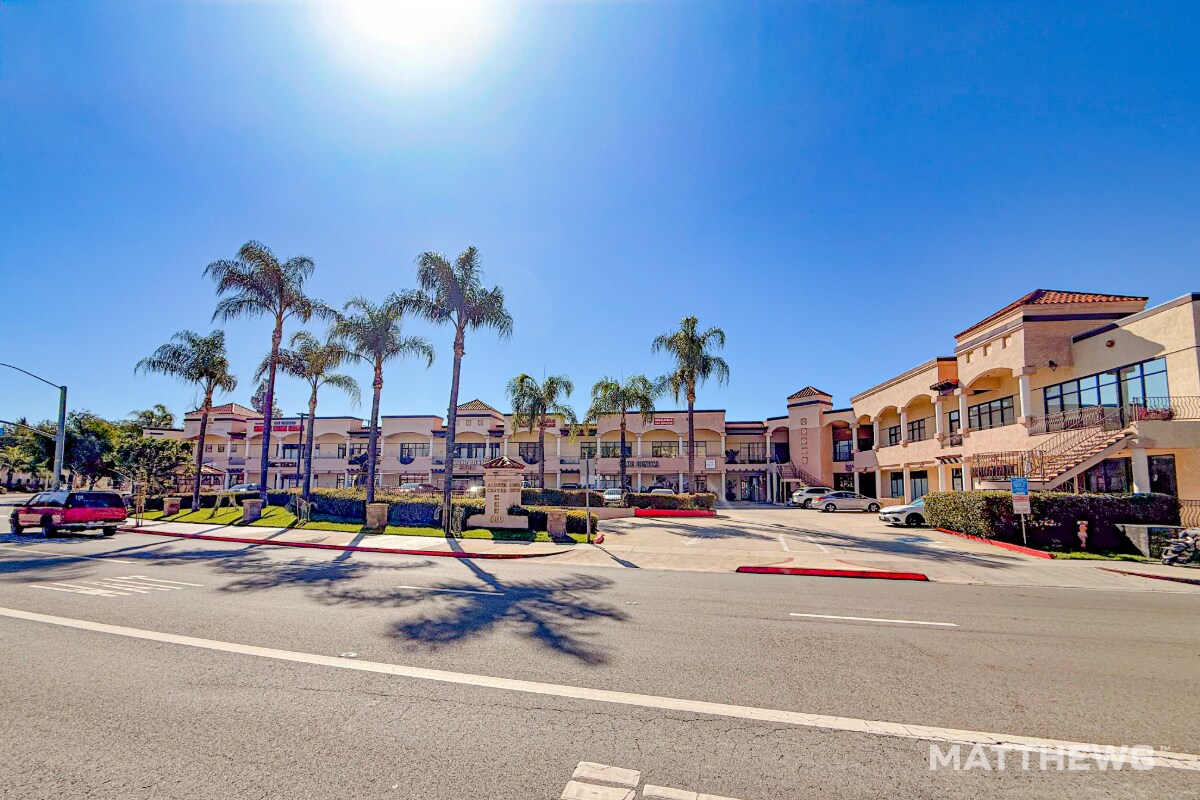 680 E Alosta Ave, Azusa, CA à louer Photo principale– Image 1 sur 5