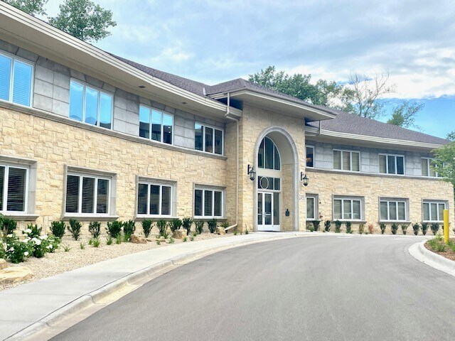12455 Ridgedale Dr, Minnetonka, MN à louer - Photo principale – Image 1 sur 22