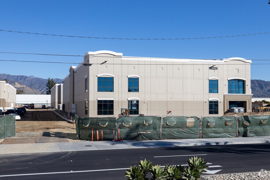 16213 Arrow Hwy, Irwindale, CA à louer - Photo de l’immeuble – Image 3 sur 8