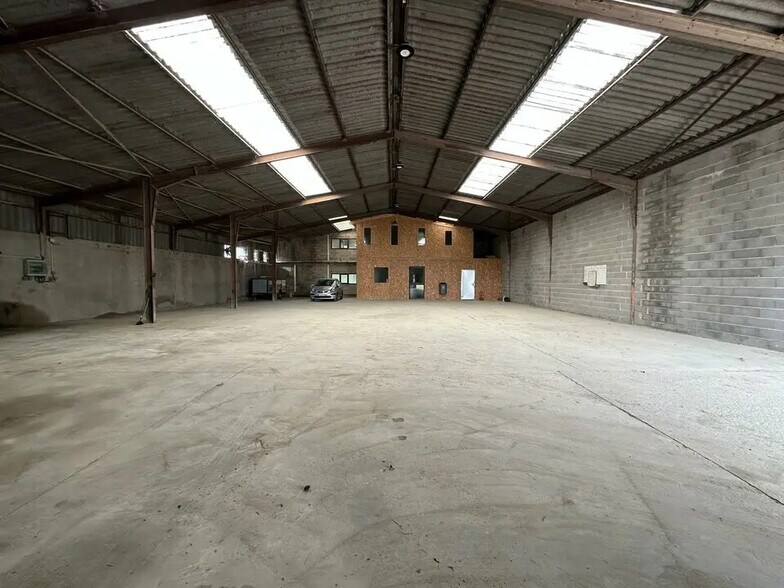 Industriel/Logistique dans Lunel à louer - Photo de l’immeuble – Image 3 sur 12