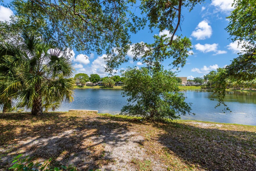 1101 S Rogers Cir, Boca Raton, FL à vendre - Photo de l’immeuble – Image 2 sur 8