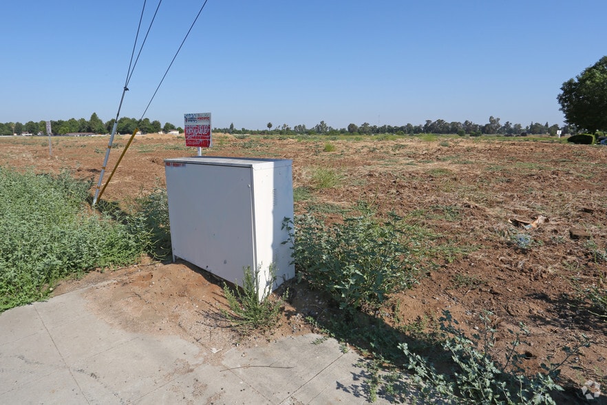 5575 E Belmont Ave, Fresno, CA à vendre - Photo principale – Image 1 sur 3