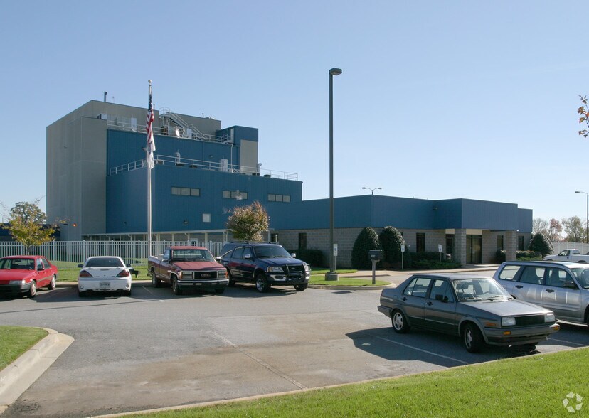 Three building industrial park portefeuille de 3 biens à vendre sur LoopNet.fr - Photo de l’immeuble – Image 1 sur 3