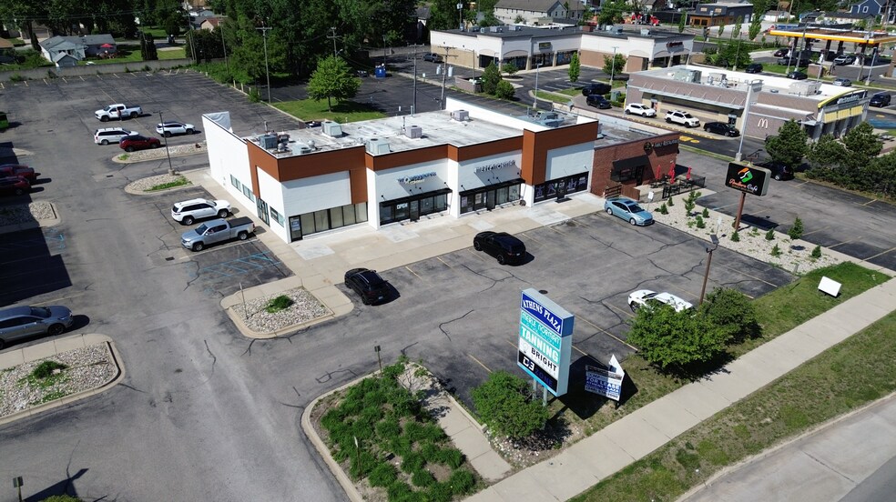 154-186 W Maple Rd, Troy, MI à louer - Photo de l’immeuble – Image 2 sur 10