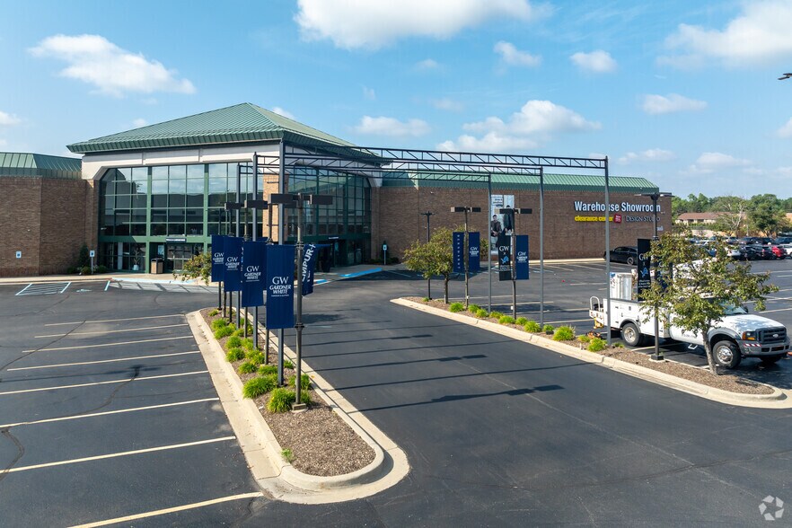 6500 14 Mile Rd, Warren, MI à louer - Photo de l’immeuble – Image 2 sur 7