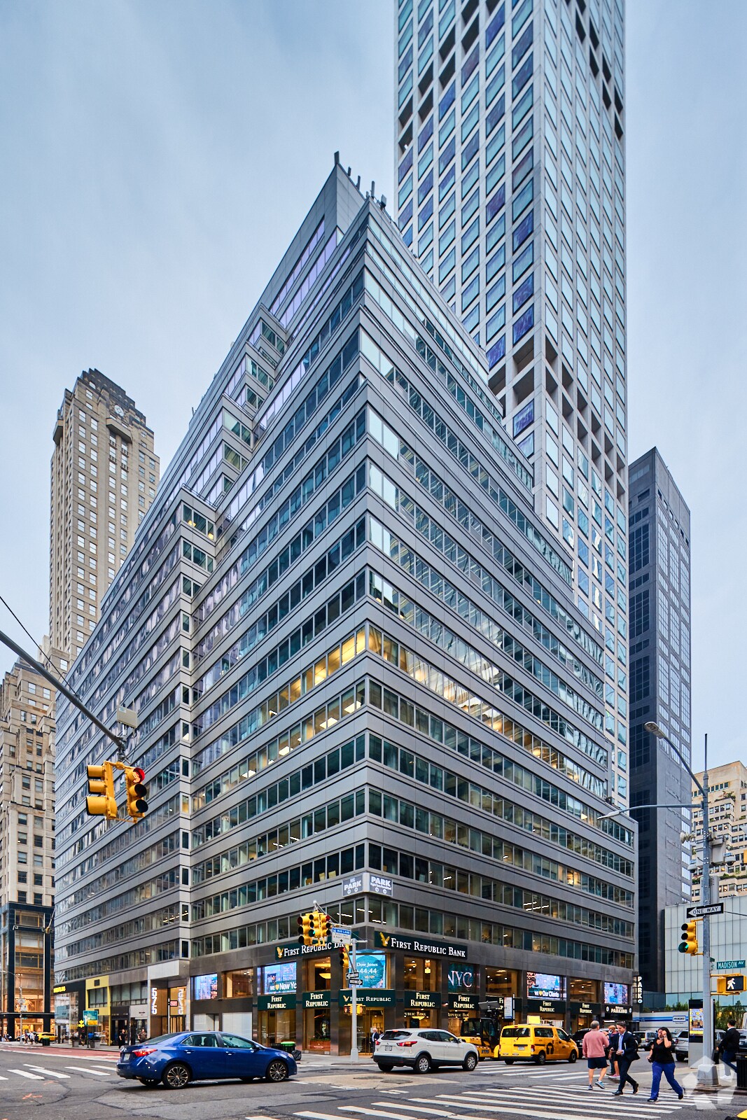 575 Madison Ave, New York, NY à louer Photo de l’immeuble– Image 1 sur 5