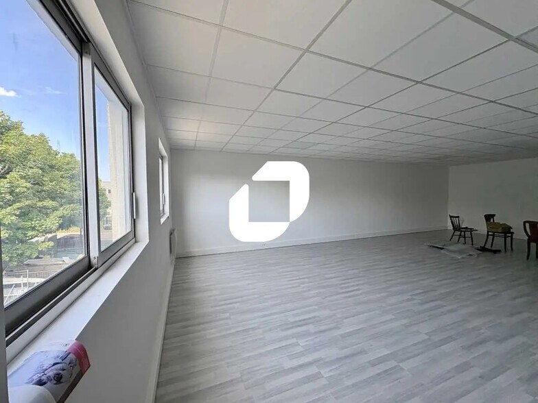 Bureau dans Trappes à vendre - Photo de l’immeuble – Image 1 sur 6