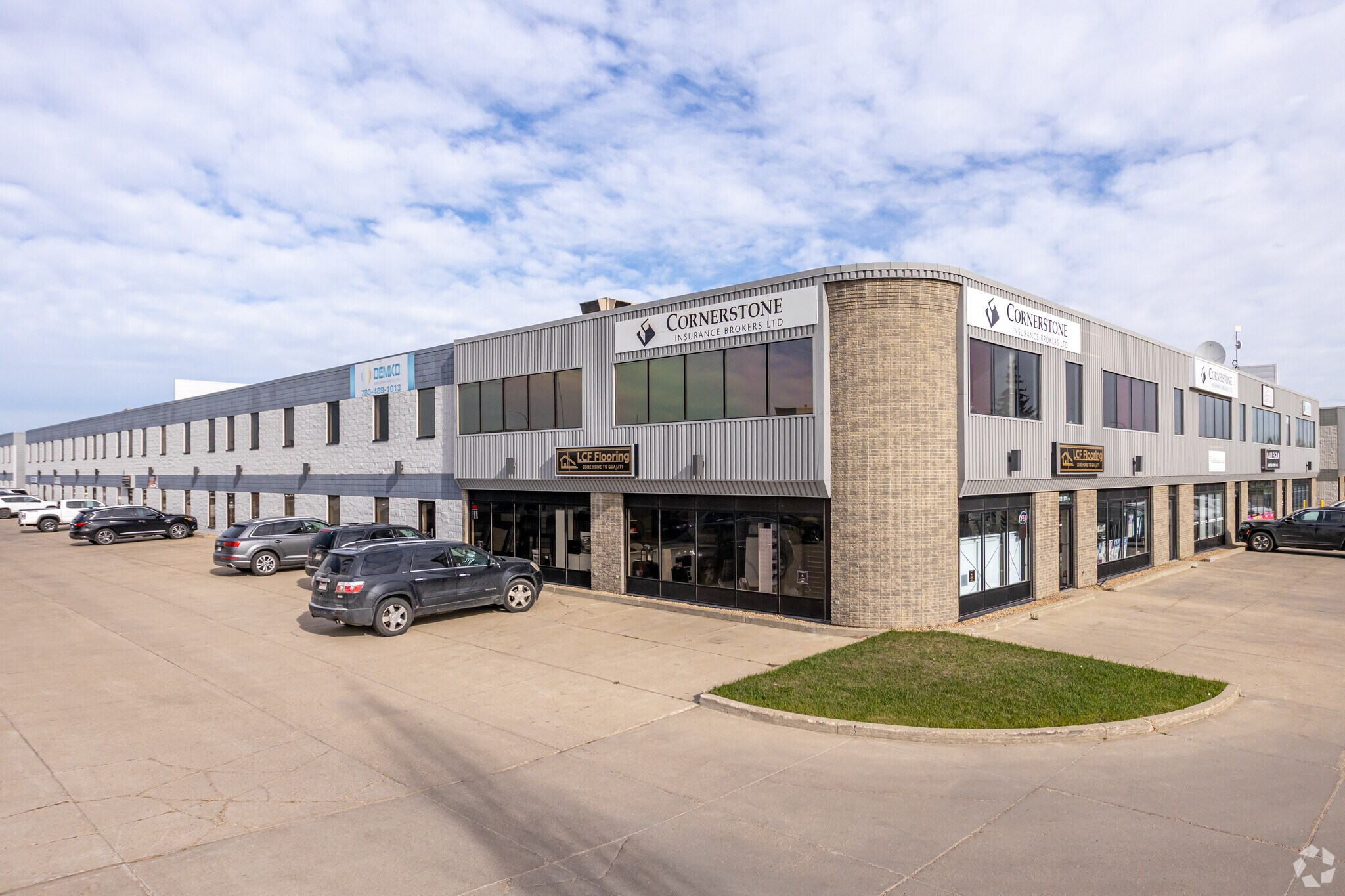 17890 106th Ave NW, Edmonton, AB à louer Photo principale– Image 1 sur 21