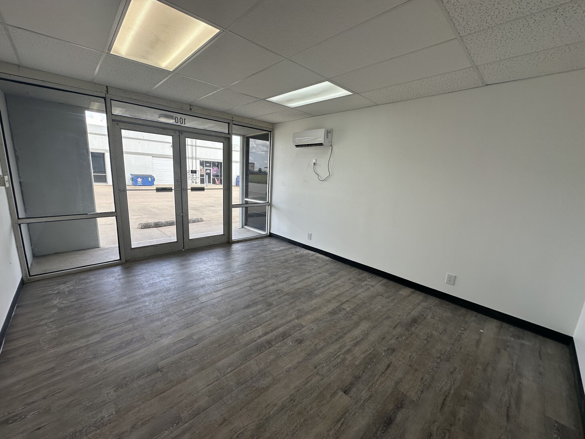 100 E Felix St, Fort Worth, TX à louer Photo intérieure– Image 1 sur 3