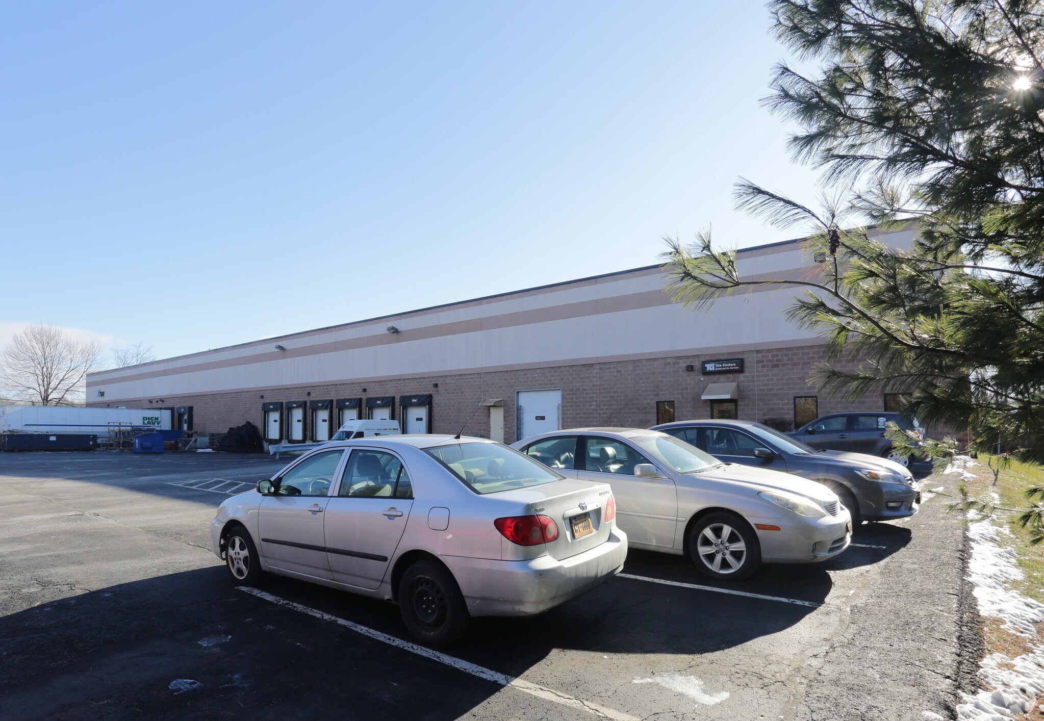 326 Old Niskayuna Rd, Latham, NY à louer Photo principale– Image 1 sur 9