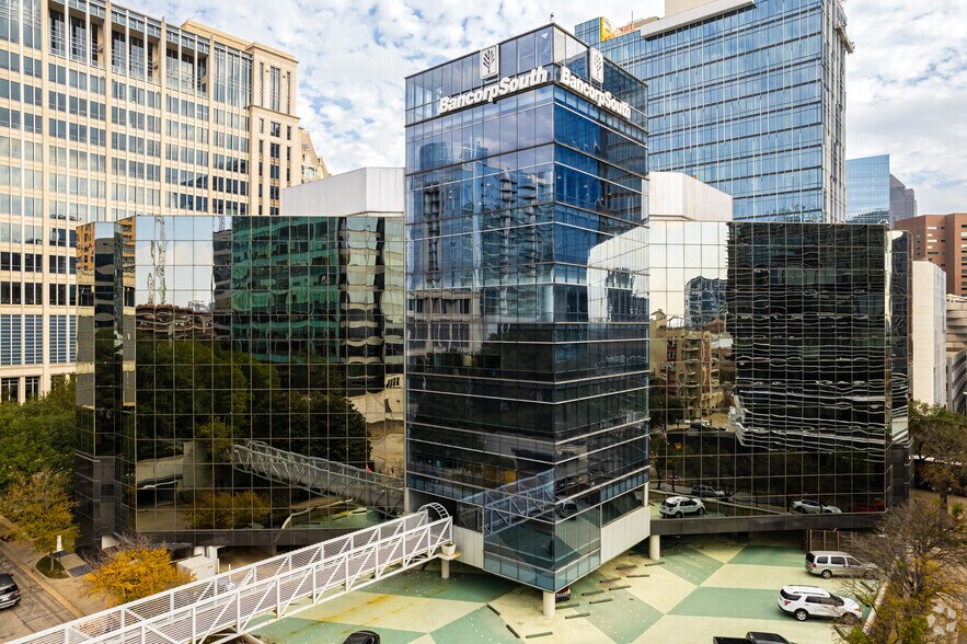 2651 N Harwood St, Dallas, TX à louer - Photo de l’immeuble – Image 1 sur 10