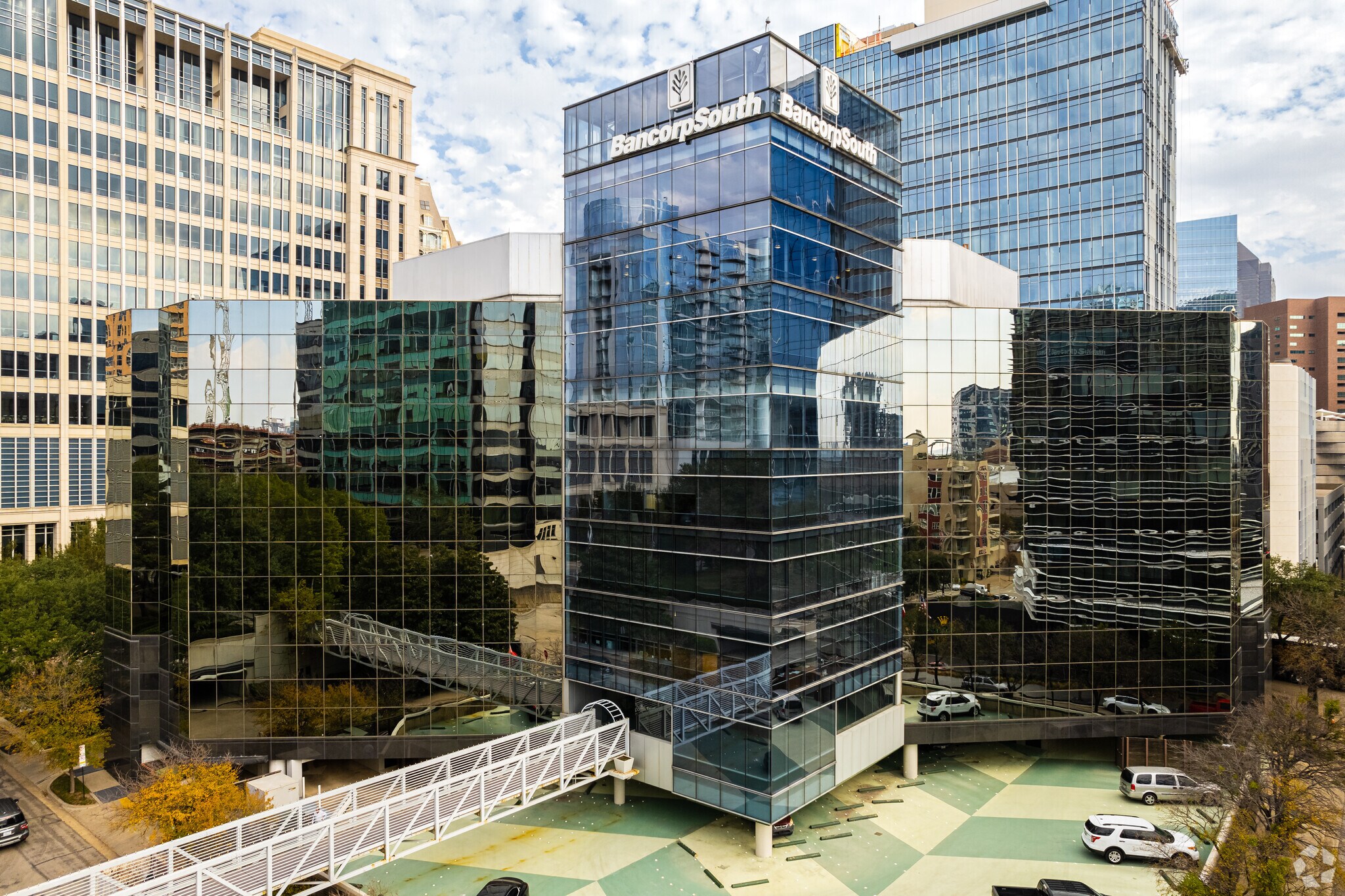 2651 N Harwood St, Dallas, TX à louer Photo de l’immeuble– Image 1 sur 11