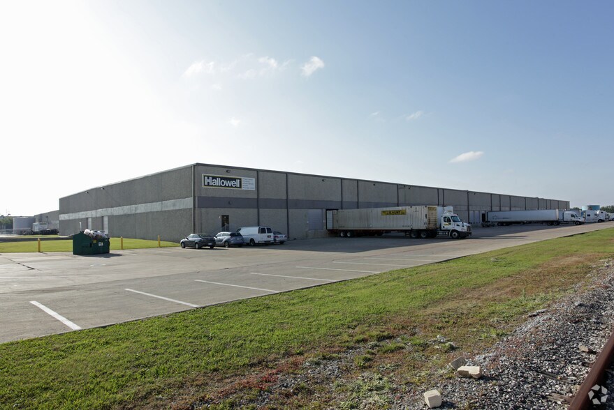 1701 Vantage Dr, Carrollton, TX à louer - Photo principale – Image 1 sur 3