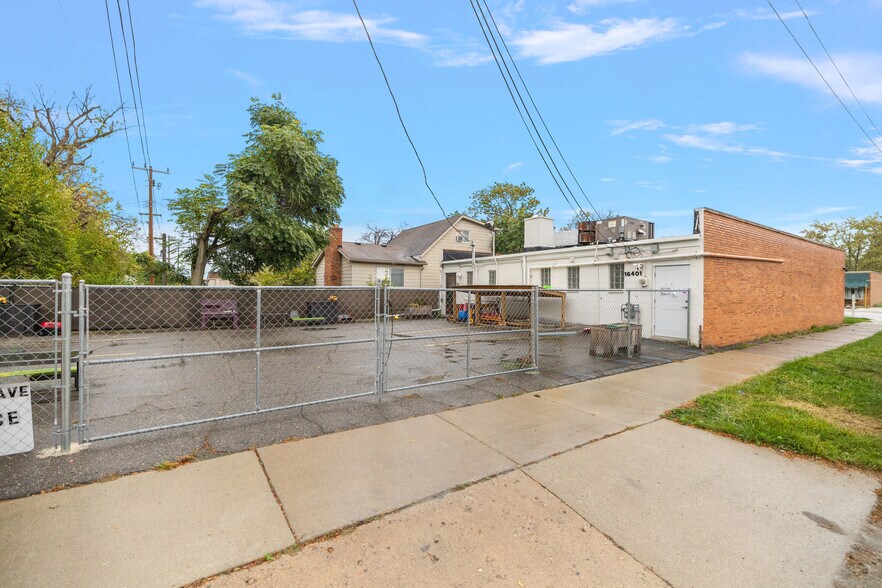 16401 E Nine Mile Rd, Eastpointe, MI à vendre - Photo de l’immeuble – Image 2 sur 10