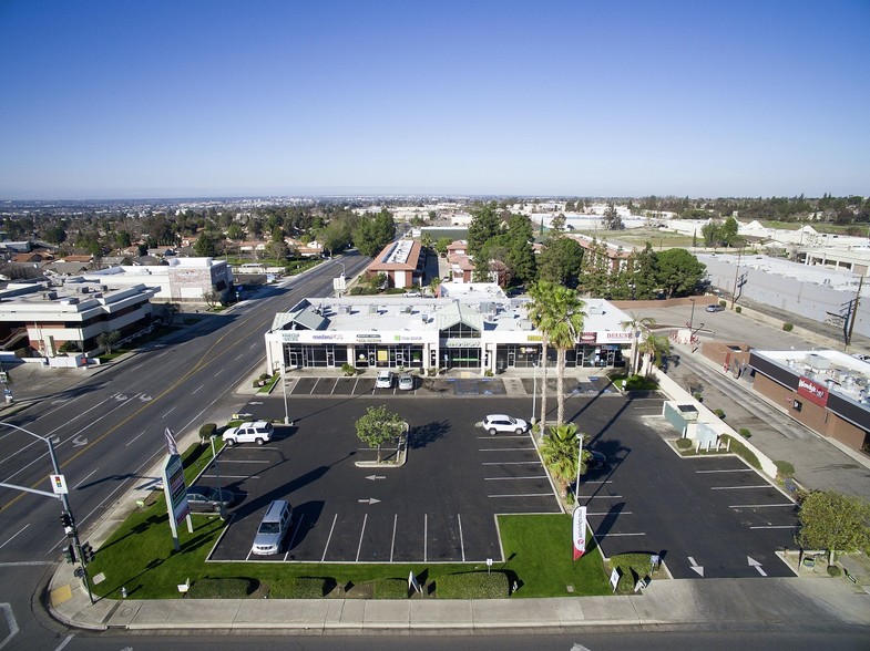 2600 Oswell St, Bakersfield, CA à vendre - Photo principale – Image 1 sur 13