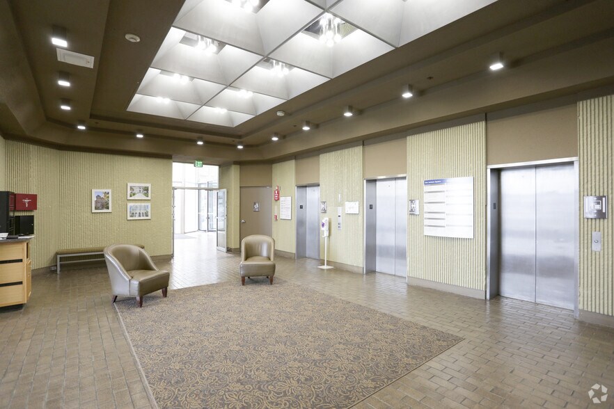 100 E Michigan Ave, Jackson, MI à louer - Hall d’entrée – Image 3 sur 5
