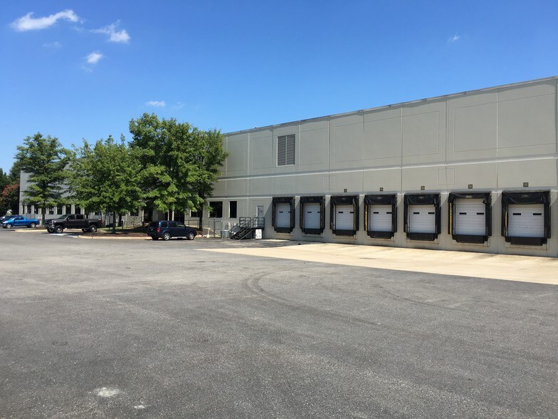 5601-5699 Eastport Blvd, Richmond, VA à louer - Photo de l’immeuble – Image 1 sur 21