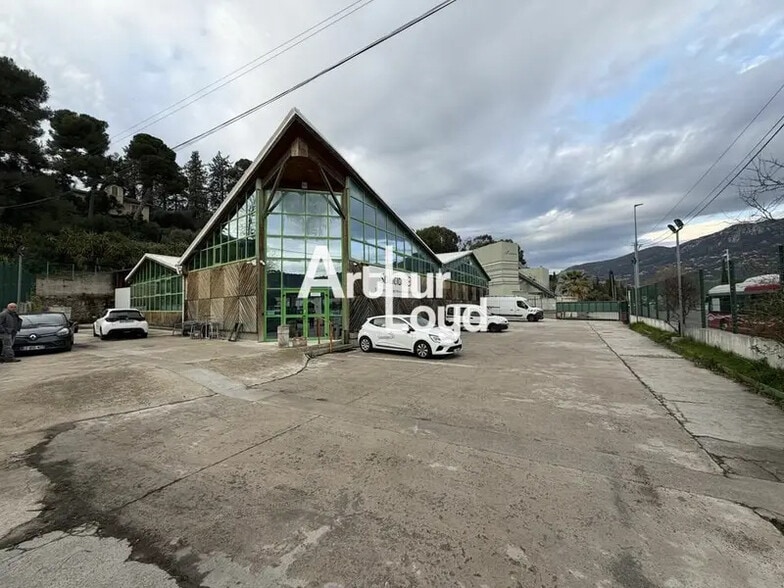 Local d’activités dans Carros à louer - Photo de l’immeuble – Image 1 sur 6