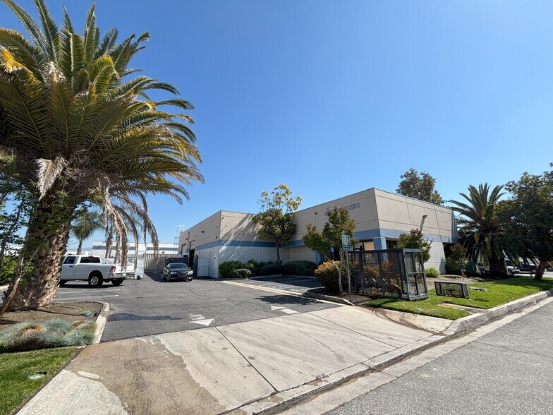 2260 S Riverside Ave, Bloomington, CA à louer - Photo principale – Image 1 sur 1
