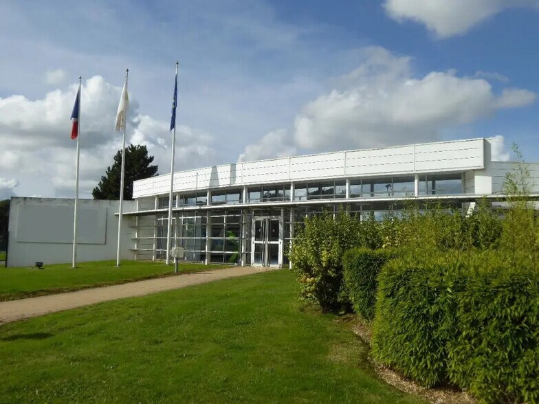 Local d’activités dans Barentin à louer - Photo de l’immeuble – Image 1 sur 8